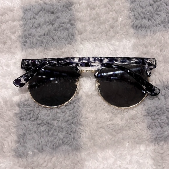 Sunglasses - Picture 3 of 9